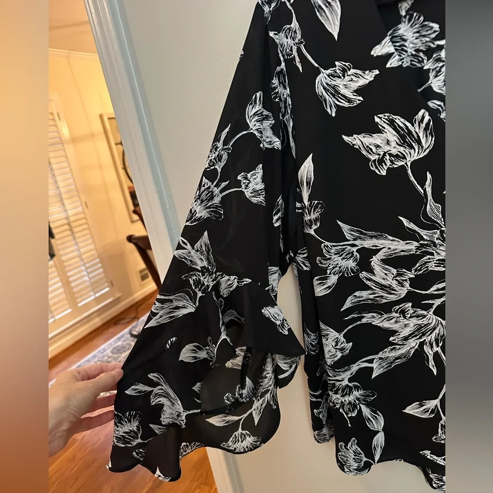 Chelsea & Theodore Black White Floral Blouse Size 1X  Like New